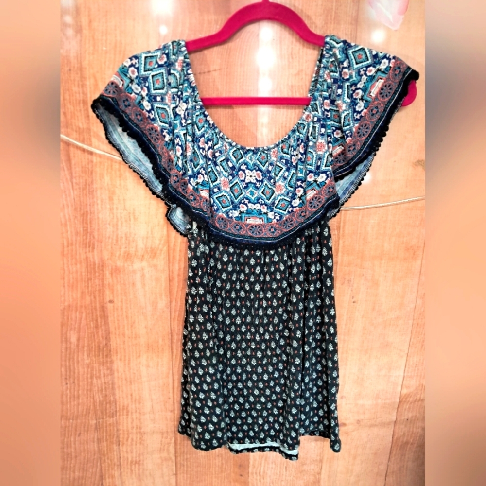 Off shoulder top size large Absolutely Famous brand